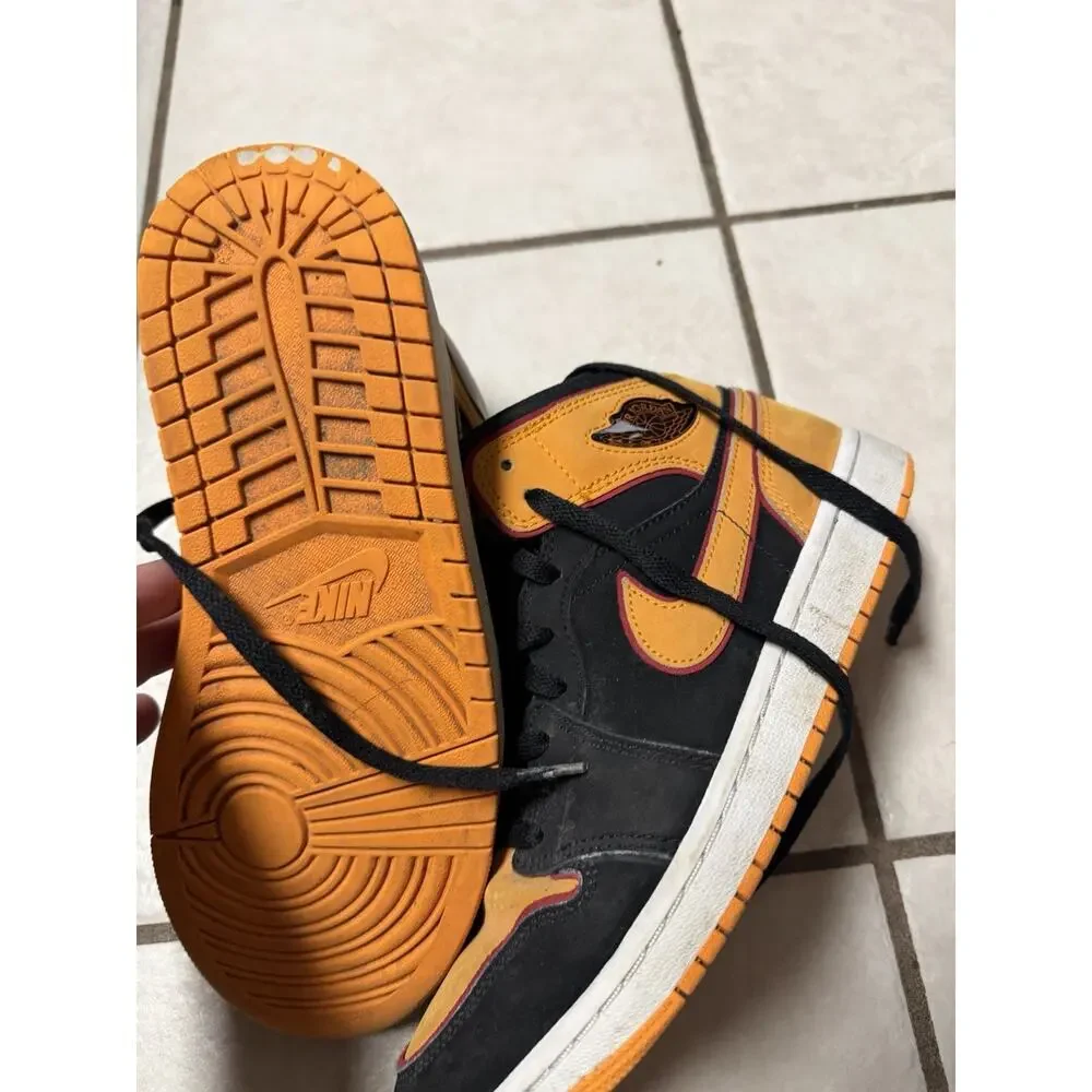 Air Jordan 1 Retro Mid 